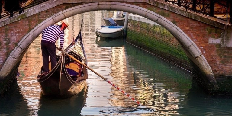 Gondola Tour under the Bridge of Sighs & Audio Guide