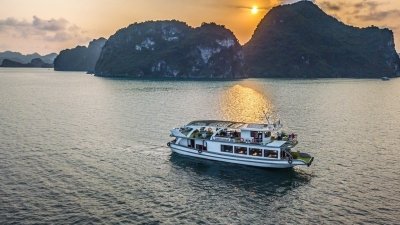 Halong 1 Day Tour on Small Group Luxury Cruise with Limousine, Buffet
