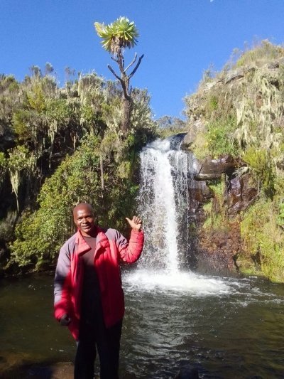 4 days Mt Kenya trek: up Sirimoni - down Chogoria routes