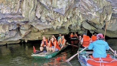 Hoa Lu-Trang An-Mua Cave 1 day tour with Lunch and Transfer