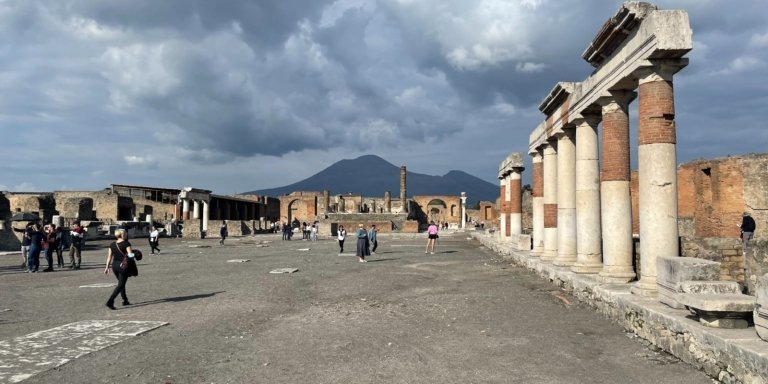 Guided Tour to Pompeii/Vesuvius with lunch/wine tasting from Positano