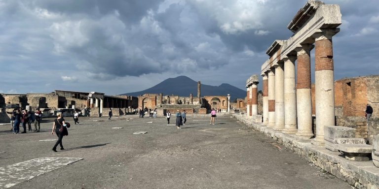 Guided Tour to Pompeii/Vesuvius with lunch/wine tasting from Sorrento