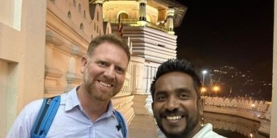 Kandy City Day Tour: Private Luxury car and van