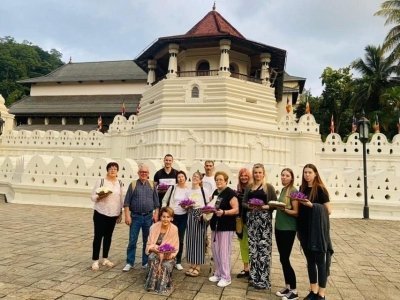 Kandy City Day Tour: Private Luxury car and van