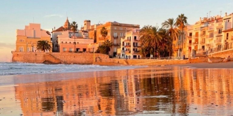 Private Sitges and Paella: The Ultimate Local Experience