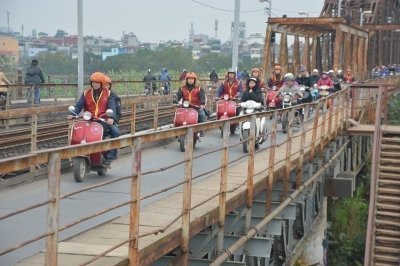 Hanoi Dawn Vespa Tour Flag Ceremony Flower Market Local Breakfast