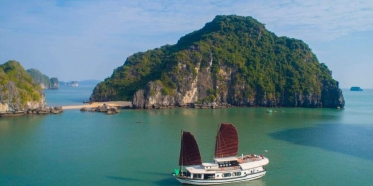 Hanoi to Ha Long Bay Deluxe Day Cruise Sung Sot Cave Titop Island