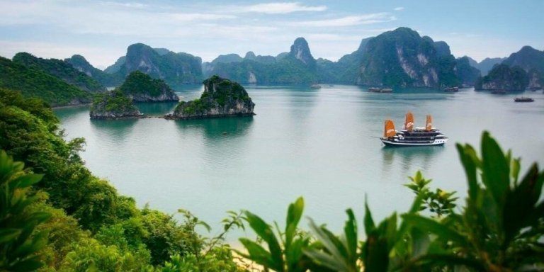5-Star Luxury Ha Long Bay Day Cruise Sung Sot Cave Titop Island Buffet