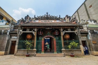 Morning Cyclo Tour of Saigon Markets Temples and Local Life