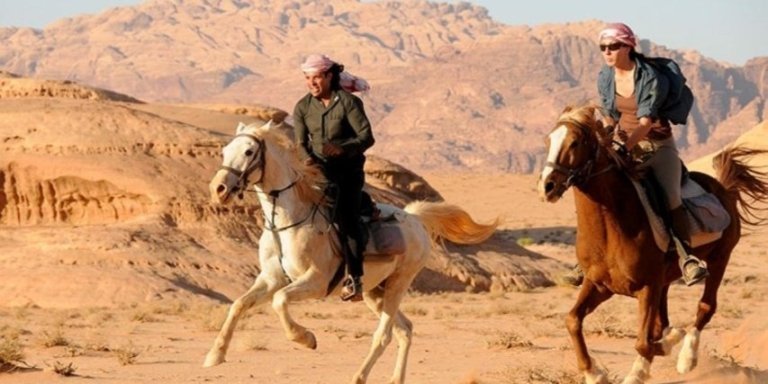 Hurghada: 2-Hour Desert Horseback Riding Safari & Transfer