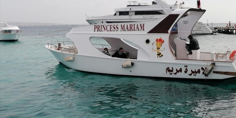 Private  boat 4 hours snorkeling and white island in hurghada
