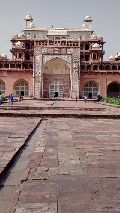 Amazing Taj Mahal and enchanted Sikandra Private Tour