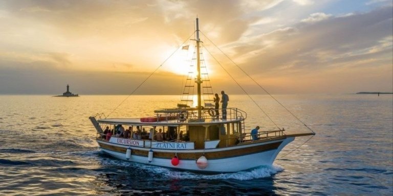 Medulin: Sunset Archipelago and Dolphin Cruise with Dinner