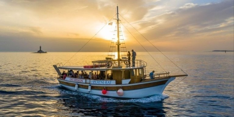 Medulin: Private Sunset Cruise with Dolphin Watching