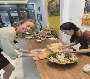 Da Nang: Traditional Cooking Class and Pho with Local Girl