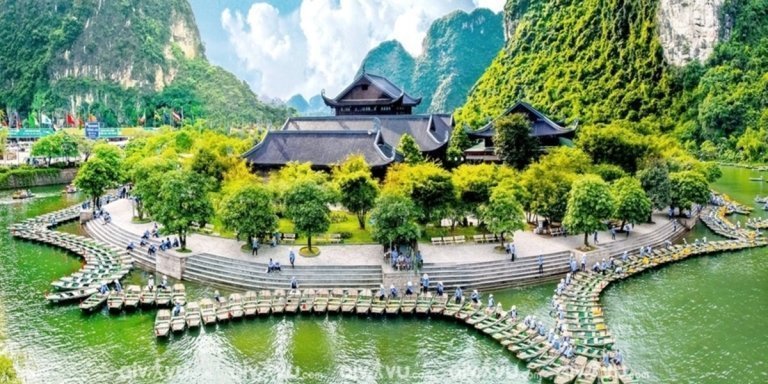 Hoa Lu, Tam Coc and Mua Cave from Hanoi with Buffet Lunch