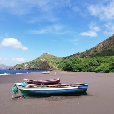 Discover the Black Sand Beach+The Natural pool