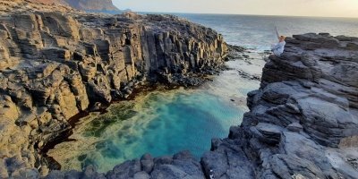 Discover the Black Sand Beach+The Natural pool