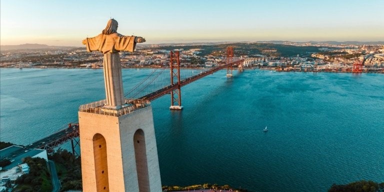 Arrábida & Sesimbra Day Trip: Wine Tasting, Nature & Beaches