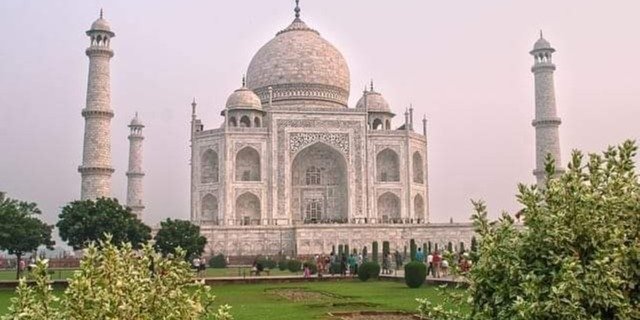 From Delhi: Taj Mahal Sunrise and Agra Fort Private Tour