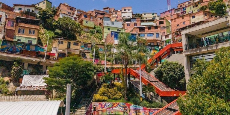 GRAFFITOUR COMMUNE 13 MEDELLIN COLOMBIA