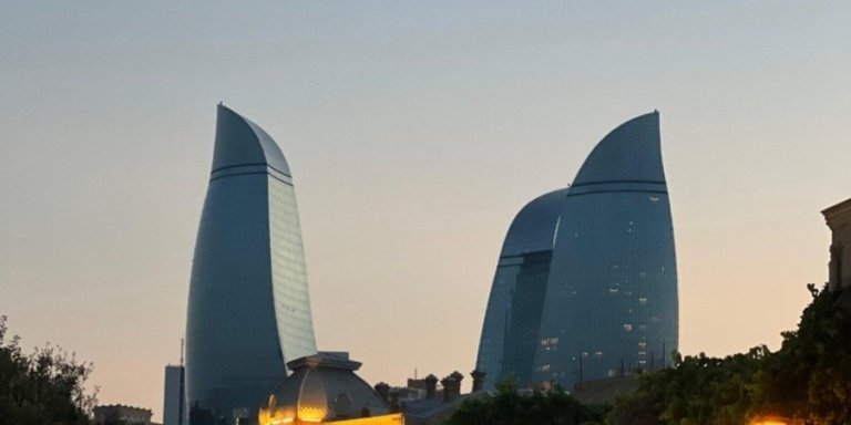 Baku: Night Panoramic Tour with Flame Towers