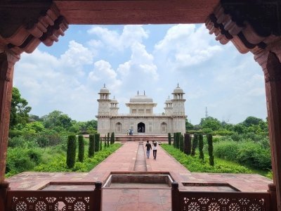 From Delhi: Taj Mahal Agra Fort Tour by Car and Airport transfer