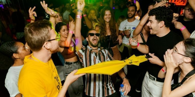 Lisbon: Pub Crawl with Open Bar, Shots, & VIP Club Entry