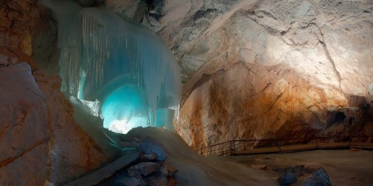 Private Tour to world's biggest Ice Caves & Werfen from Salzburg