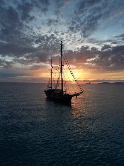 Palma de Mallorca: Wooden Sailboat Cruise with Barbecue Meal