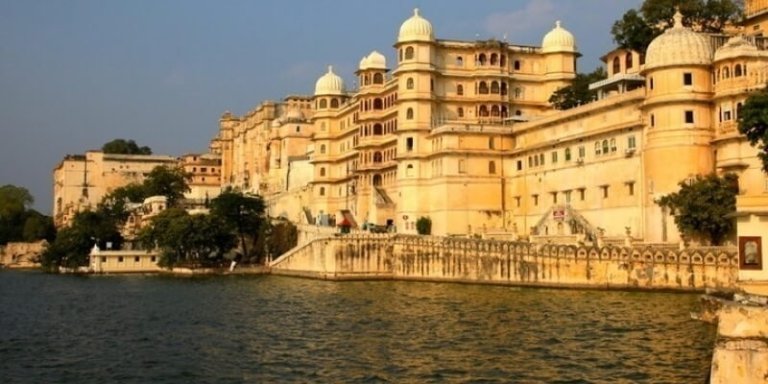 Udaipur Full Day City Tour with Boat Ride in Lake Pichola