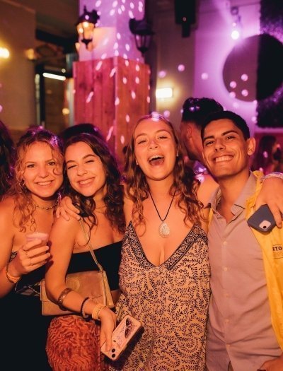 Porto: Pub Crawl with 7 Drinks, Games, and VIP Club Entry