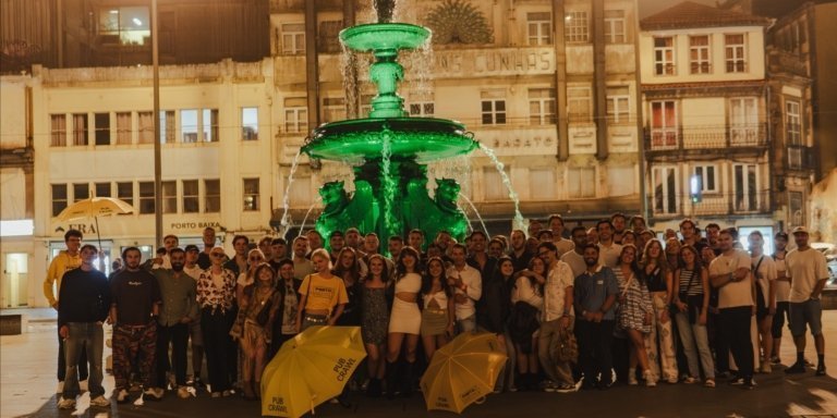 Porto:Pub Crawl 4Bars,8Drinks,Games & VIP Club Entry