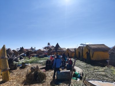 De Raíces Flotantes a Sueños Tejidos: Uros y Taquile