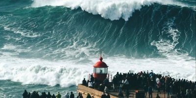 Nazaré: The Giant Waves Surf Experience