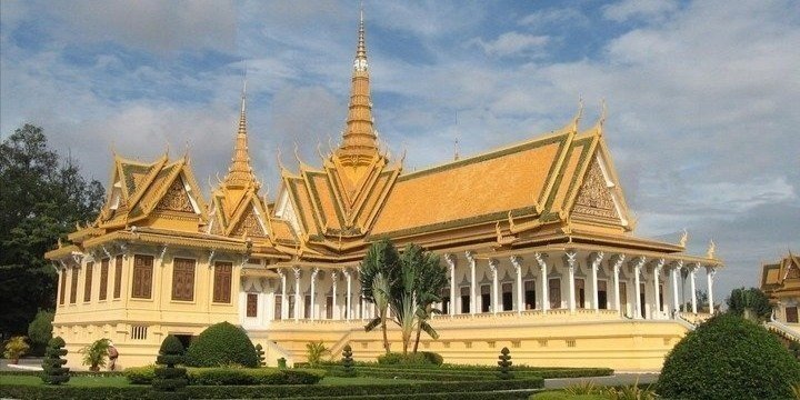 Half-Day Royal Palace, Wat Phnom & Independence Monument Tour