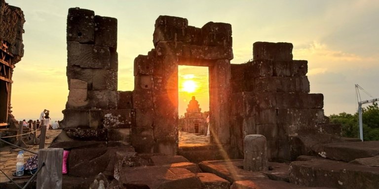 Sharing Trip to Angkor Temple with sunset