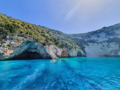 From Lefkimmi: Paxos, Antipaxos & Blue Caves Speedboat Tour