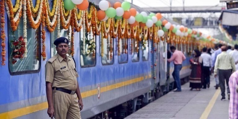 From Delhi: 2-Day Agra & Taj Mahal tour by supar-fast Train