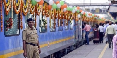 From Delhi: 2-Day Agra & Taj Mahal tour by supar-fast Train