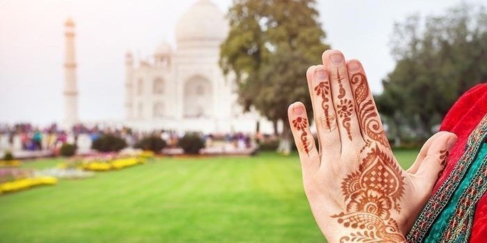 From Delhi: Taj Mahal & Agra Tour with Traditional Henna Art