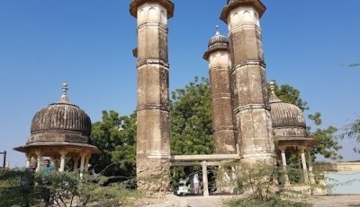 Explore the open art gallery town of Mandawa on a day tour