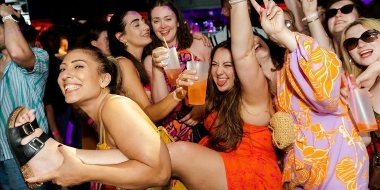 Cascais Crawl: A night with 6 Drinks, Games & VIP Club Entry