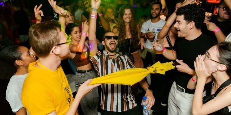 Faro Pub Crawl: 6 Drinks, Games, and VIP Club Entry