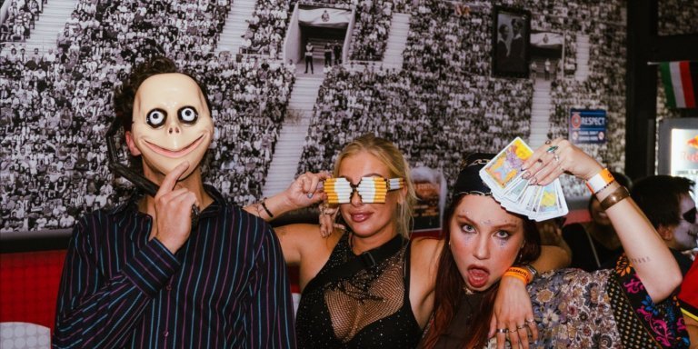 Porto: Halloween Pub Crawl 4 bars + 1 club & 7 Drinks