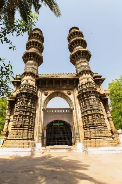 Ahmedabad to Mount Abu: Dilwara Temples & Sanctuary Tour