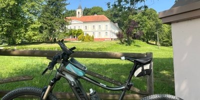 E-bikes to castles and churches with wine tasting