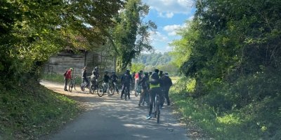 E-bikes - Prehistoric man's paths and wine tasting