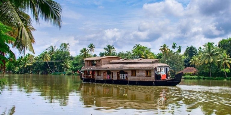 Cochin to Bangalore Backwater, Tea Estate & Temples