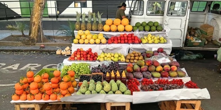 Rio de Janeiro: Copacabana Market Tour with Tastings